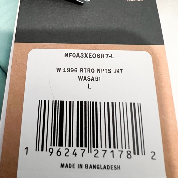 The North Face Women’s 1996 Retro Nuptse 700-Down Insulated Jacket Color Wasabi - Picture 15 of 16